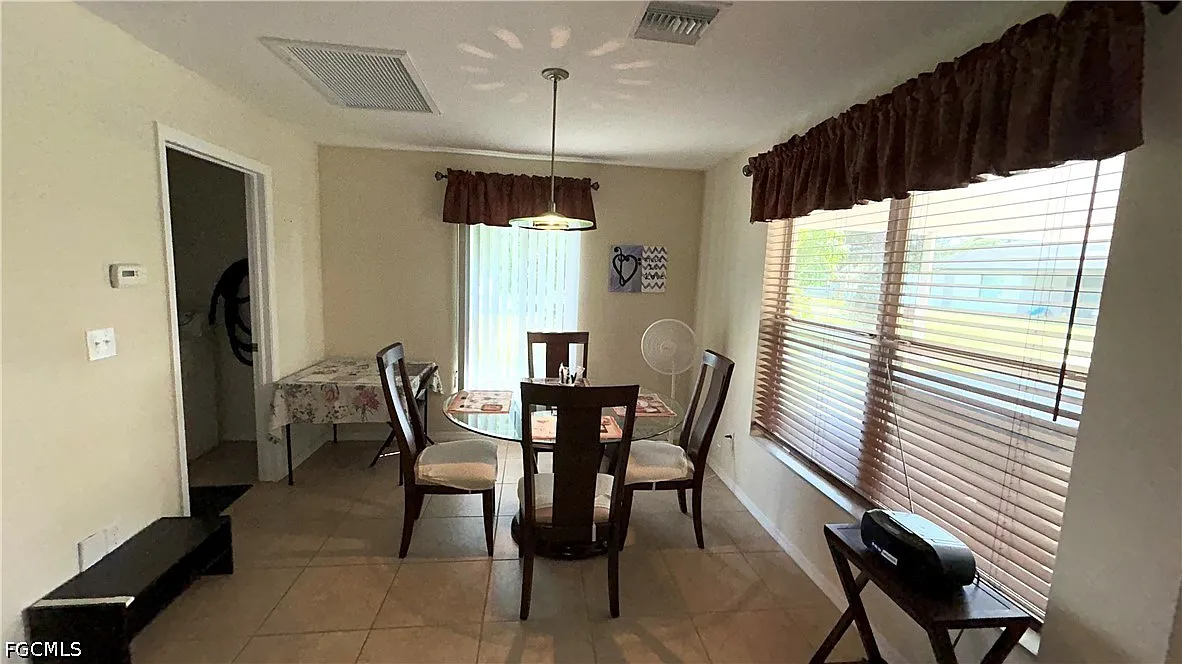3 bed, 2.0 bath, 2007 sqft, $2,400 — Photo 3