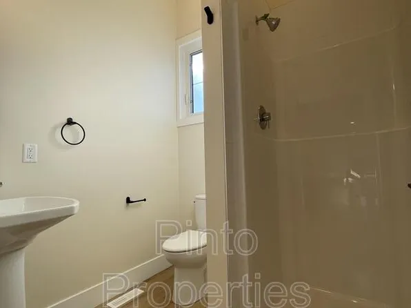 8715 110th St NW #3A, Edmonton, AB T6G 0X7