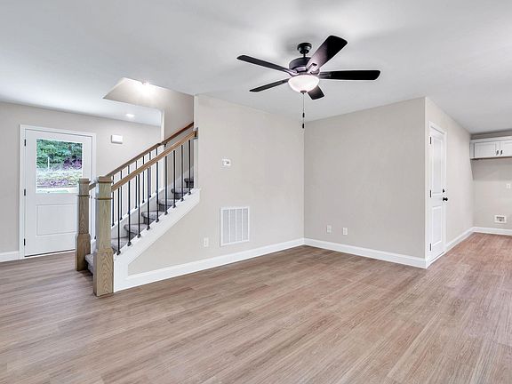 3rd image of 12 Oxford Blvd