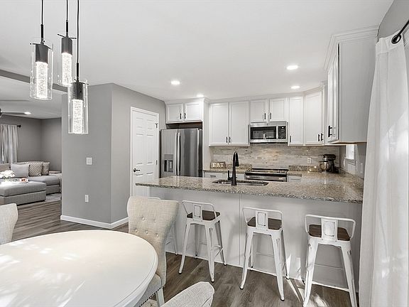 4th image of 22 Apthorp St