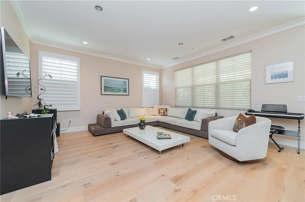4 bed, 2483 sqft, $6,500 — Photo 3