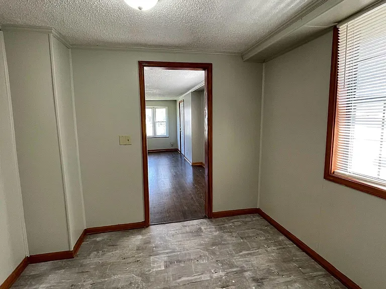 1400 S Northern Blvd — Photo 13
