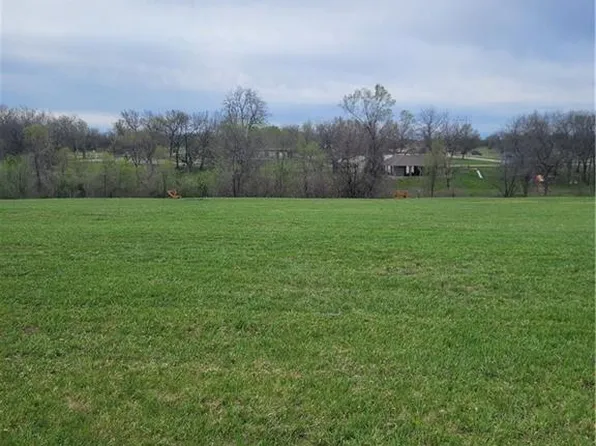 34 Kansas Dr, Linn Valley, KS 66040