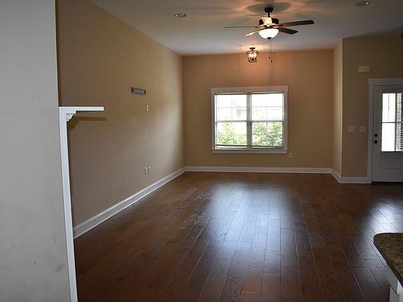 4th image of 18 Jacquelyn Dr
