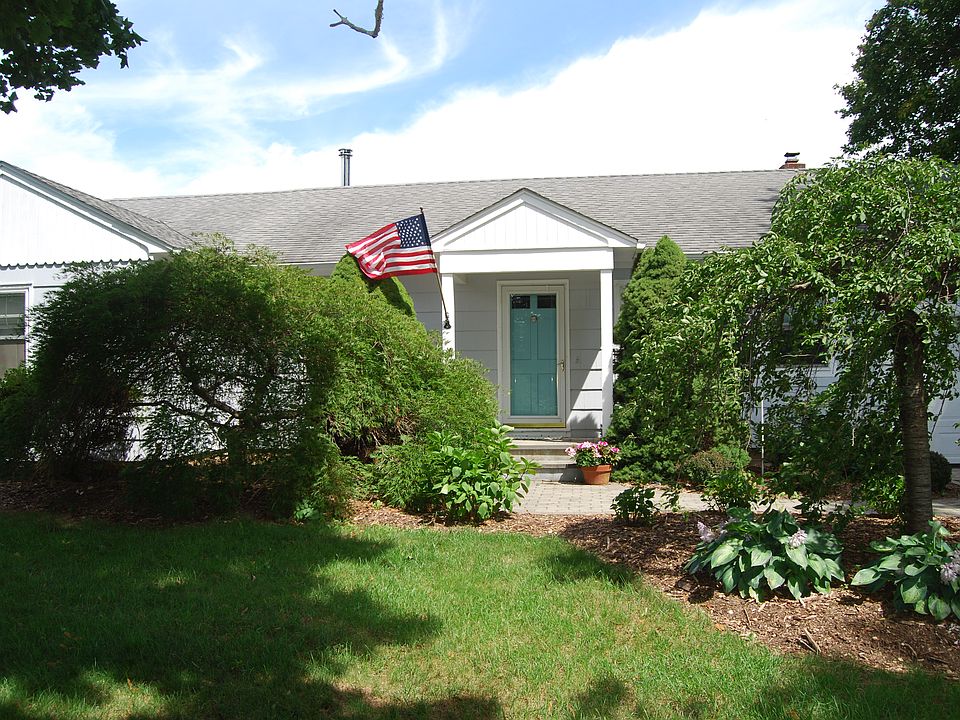 1st image of 34 Tuthill Ln
