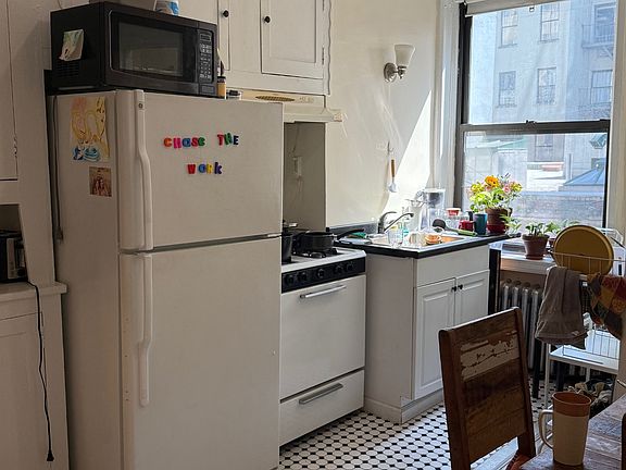 5th image of 532 W 50th St Unit 3A