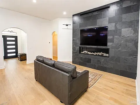 3 bed, 2100 sqft, $2,500 — Photo 4