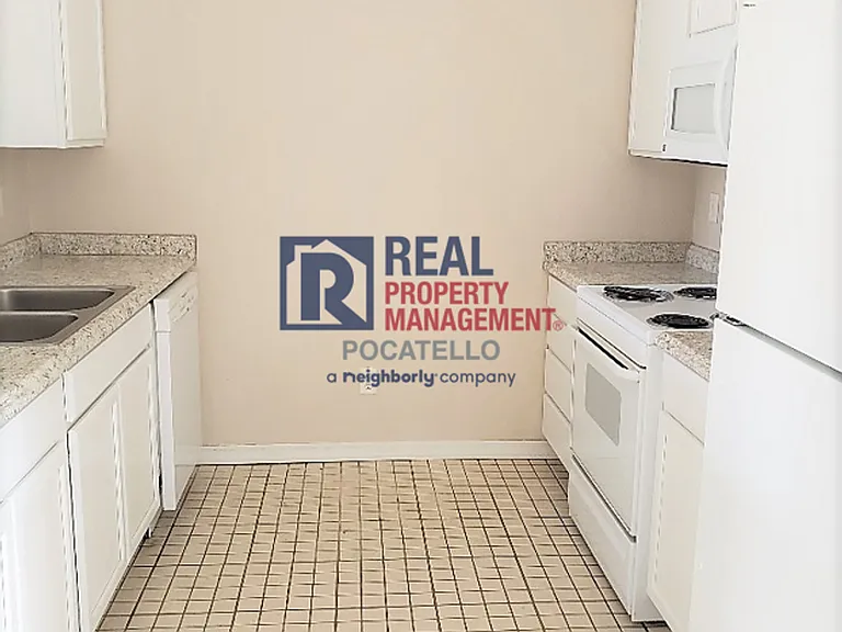 925 Roper St — Photo 2