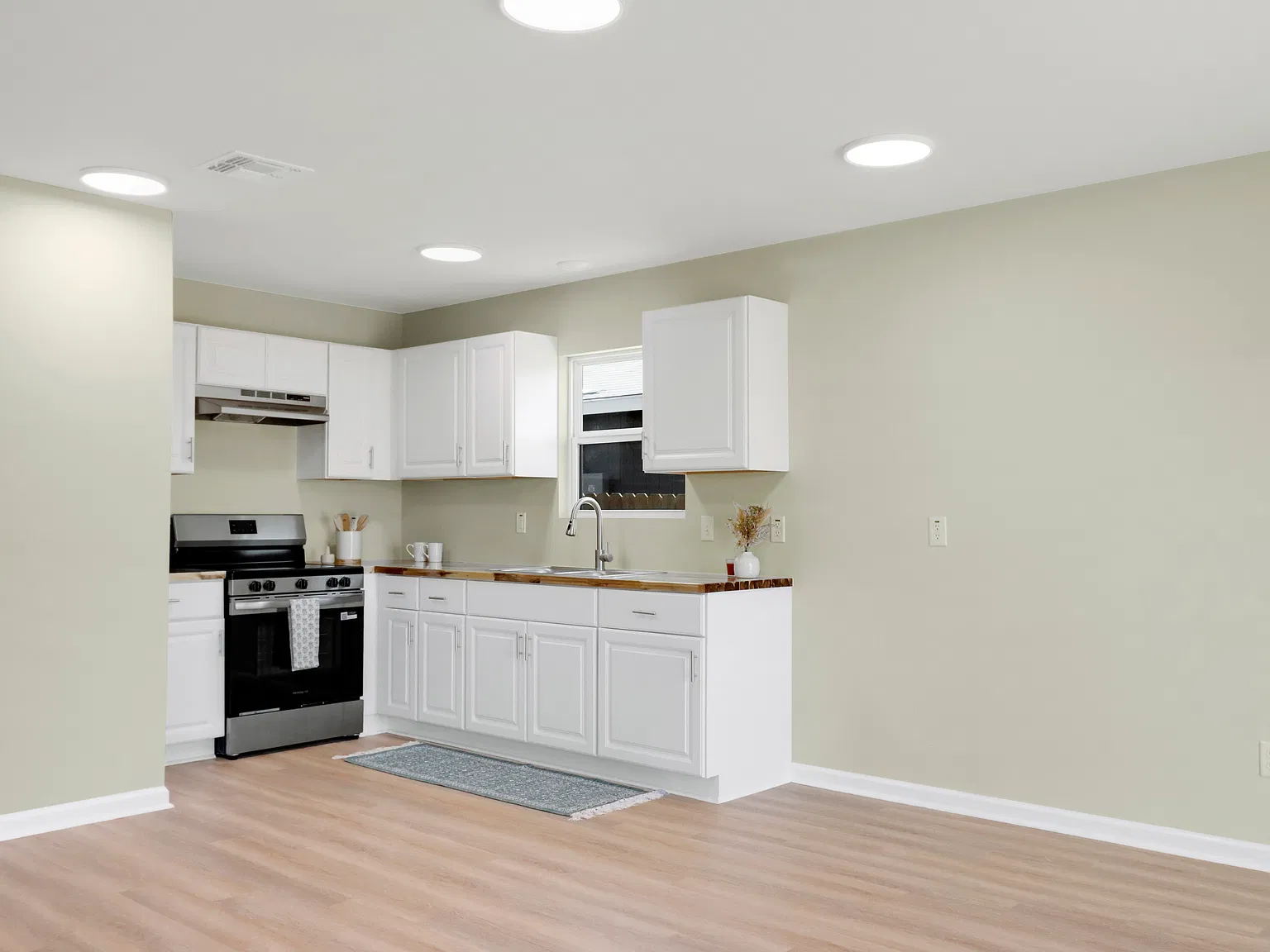 3 bed, 1049 sqft, $1,375 — Photo 3