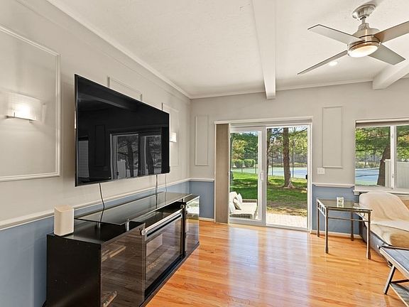 5th image of 46 Gaslight Ln
