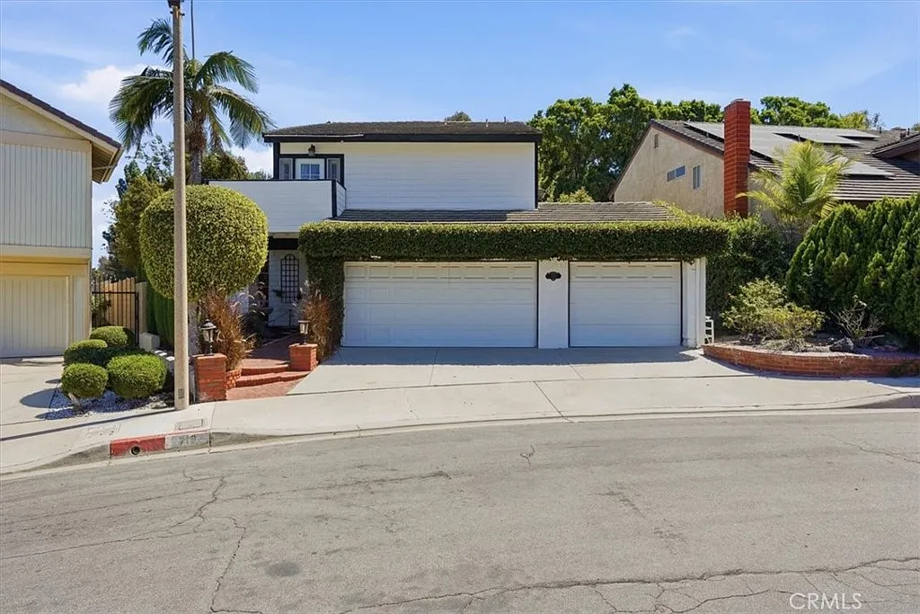 5 bed, 2563 sqft, $6,900 — Photo 1