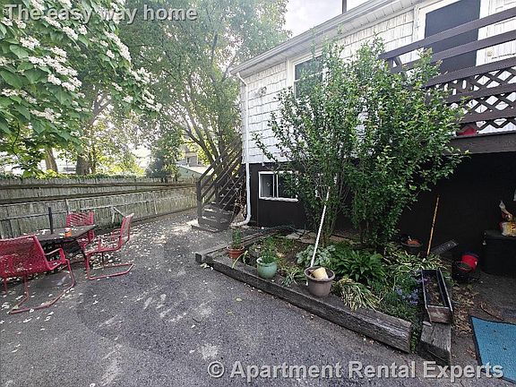 4th image of 98 Edward St #A