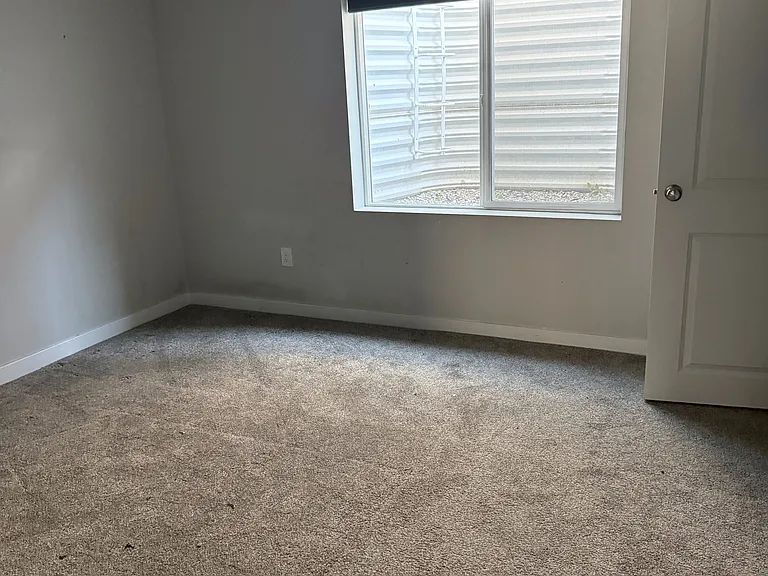 2543 N Drexler Dr — Photo 11