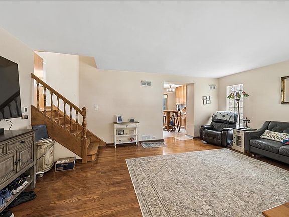 4th image of 285 Desplaines Ave