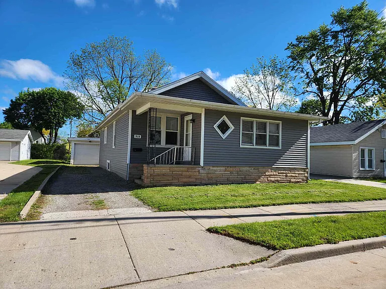 918 Osborn Ave — Photo 2