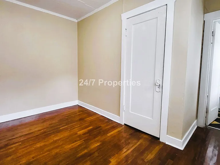 Vintage 1 BD | 1 BA Apartment in the Heart of Hawthorne/Belmont — Photo 8