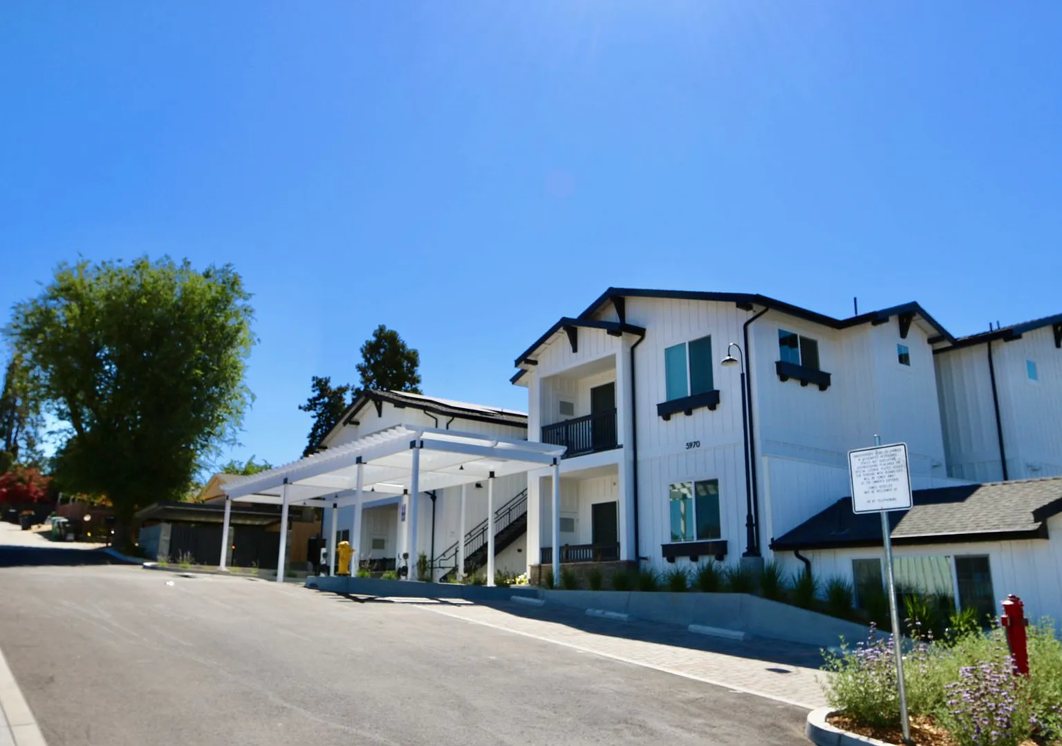 Emerald Court Apartments — Photo 2