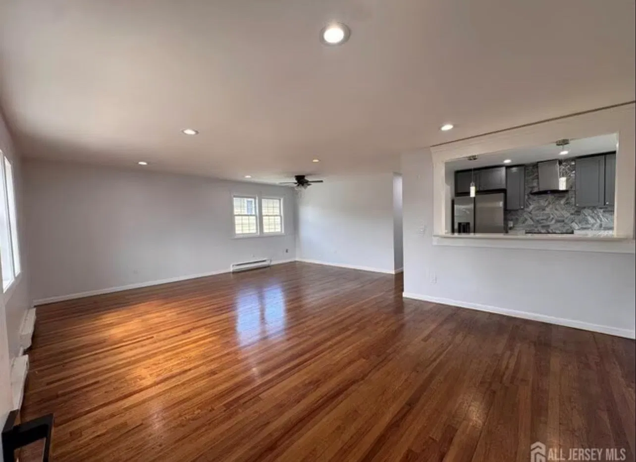 3 bed, 100 sqft, $2,950 — Photo 2