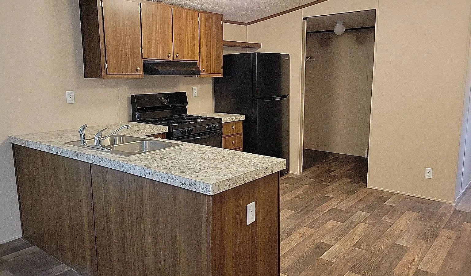 4 bed, 2.0 bath, $1,295 — Photo 3