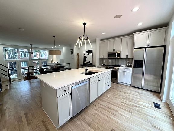 3rd image of 1107 N Wolcott Ave
