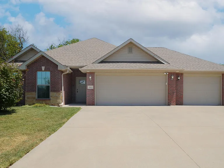 1021 Chesterfield Dr — Photo 1