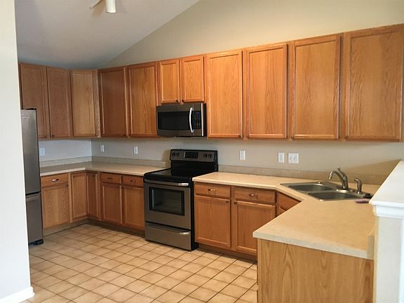 Large Kitchen- Newly renovated!