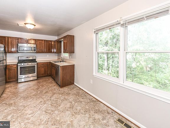 4th image of 32 Carriage House Cres