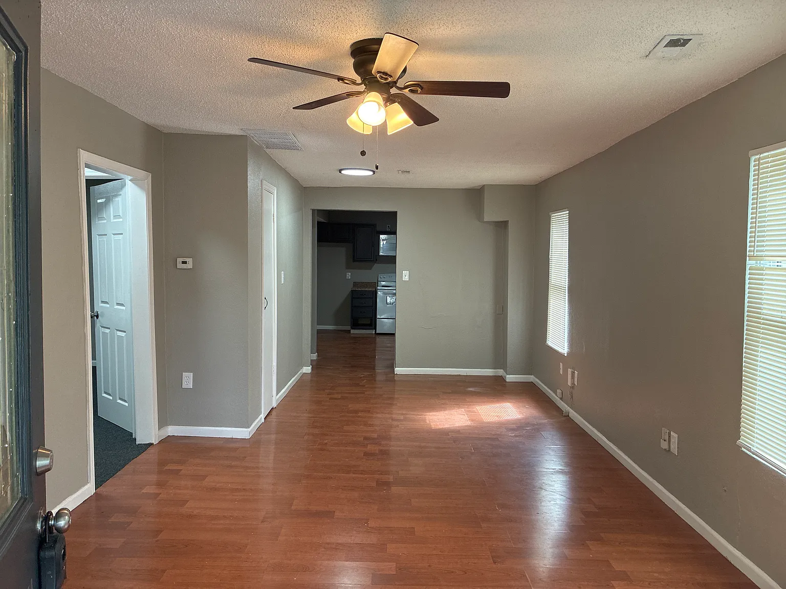 3 bed, 1800 sqft, $1,400 — Photo 2