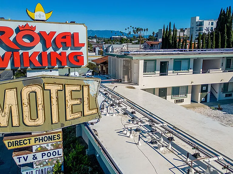 Royal Viking Apartments — Photo 16
