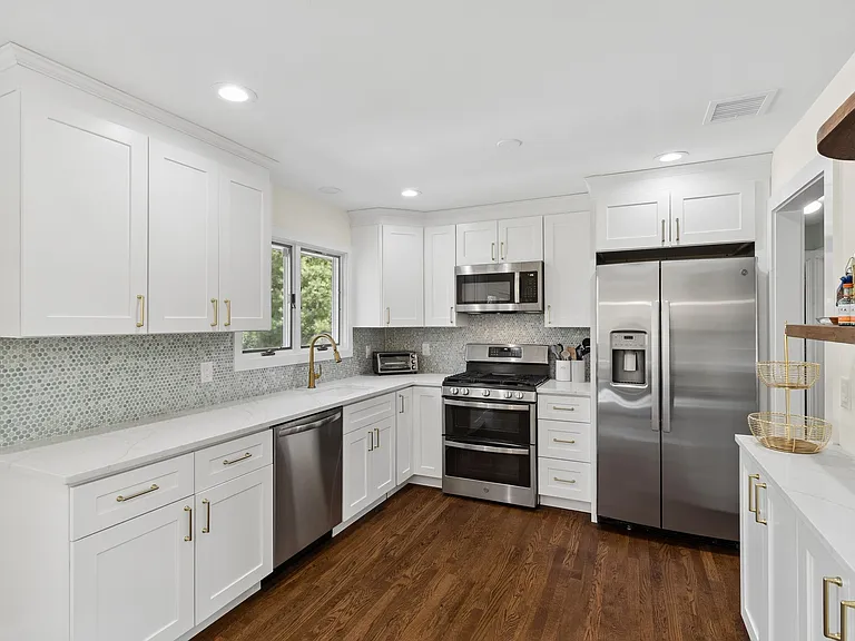 135 Pembroke Dr — Photo 14
