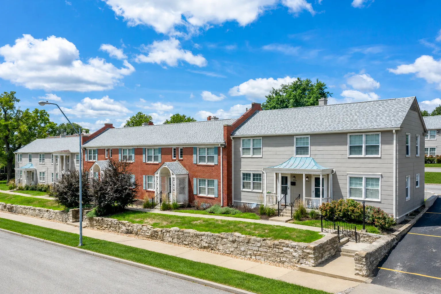 Warwick Court Townhomes — Photo 2