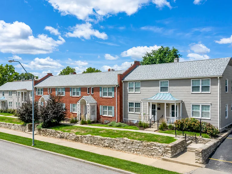 Warwick Court Townhomes — Photo 2