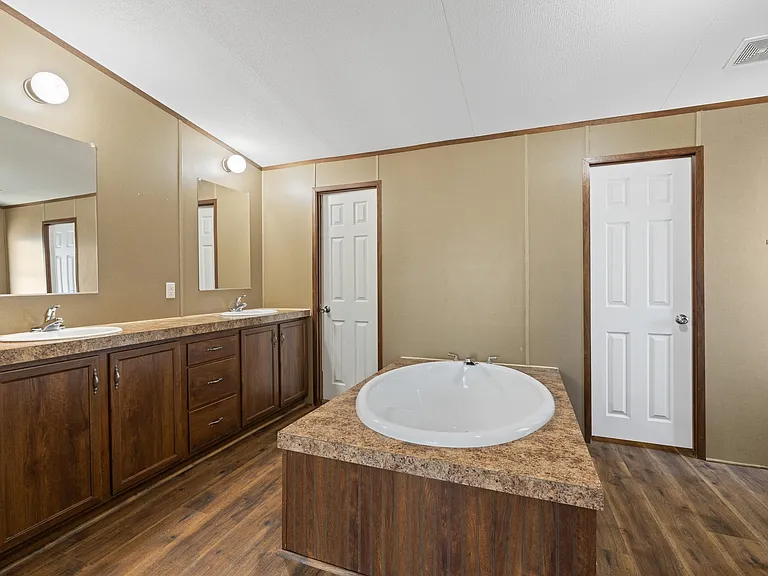 105 Jordan Dr — Photo 16
