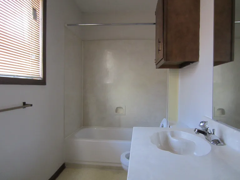 (617-629 East Grand)The Next Best Thing To Campus Housing!! — Photo 7