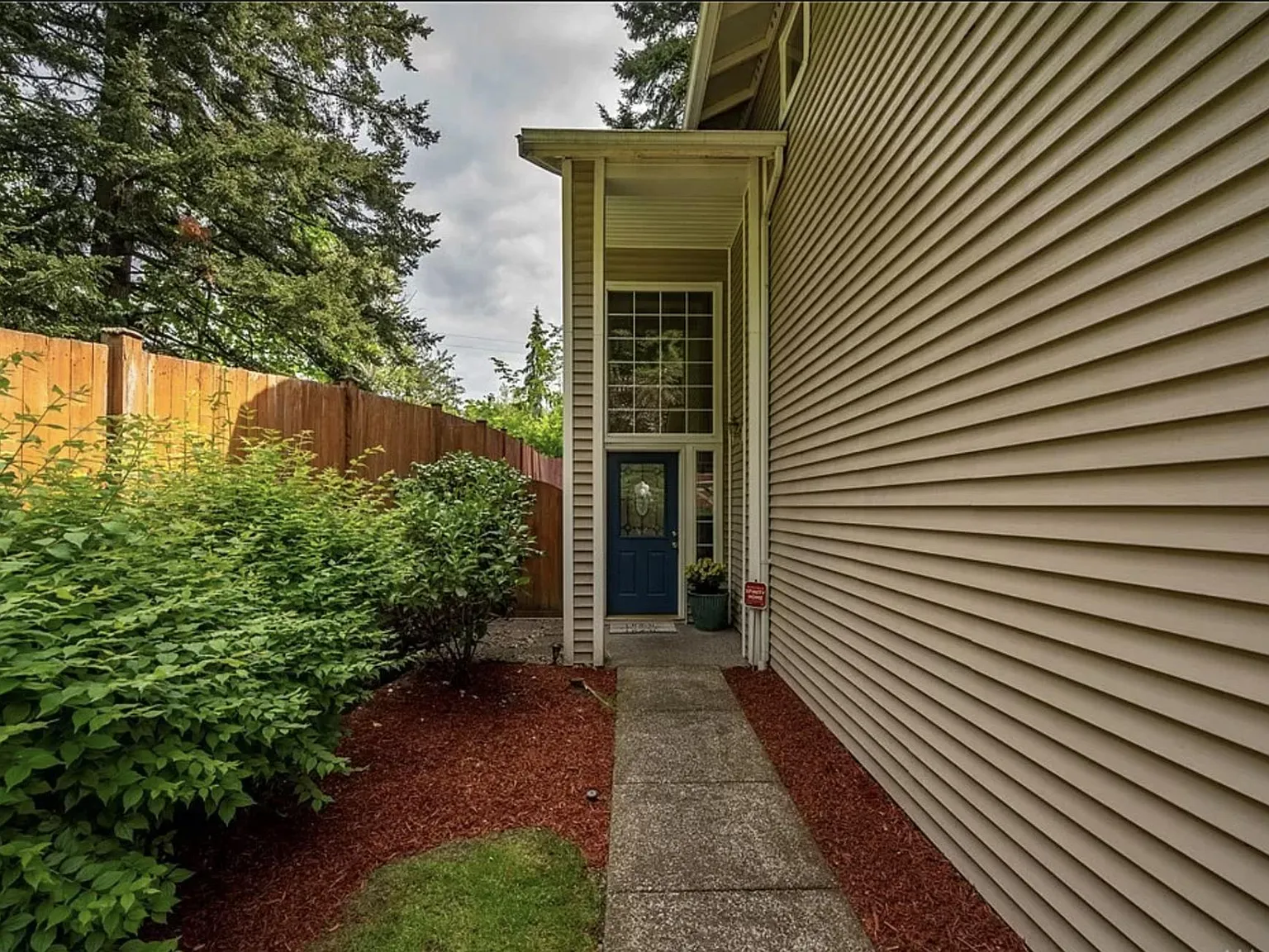 3 bed, 1667 sqft, $3,100 — Photo 2