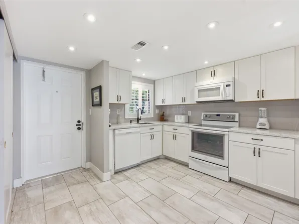 9460 Sunrise Lakes Boulevard #112, Sunrise, FL 33322