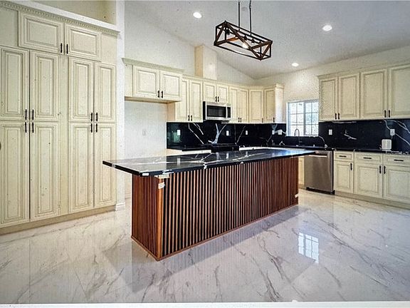 4th image of 44270 Whittier Ave