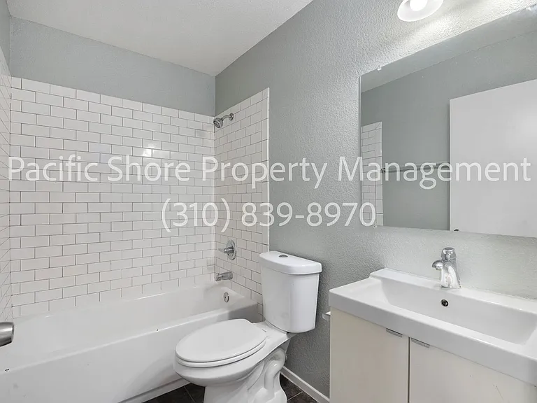 Las Colinas Apartments — Photo 8