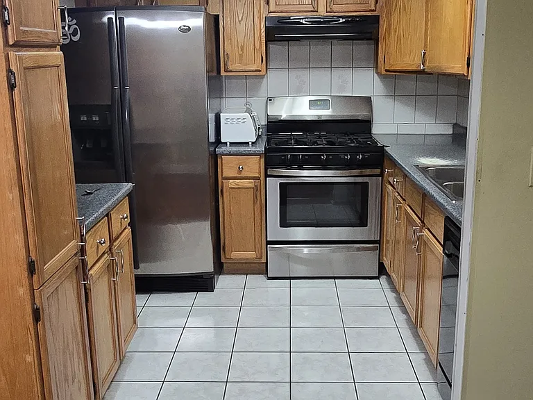 805 Bishop Ct — Photo 4