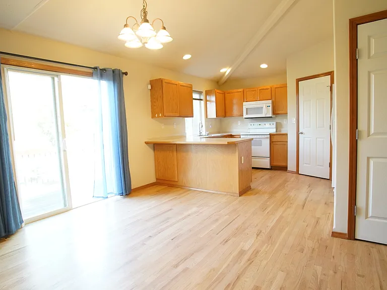 4601 E 43rd Ave — Photo 3