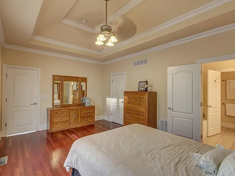 909 Village Green Ave — Photo 15
