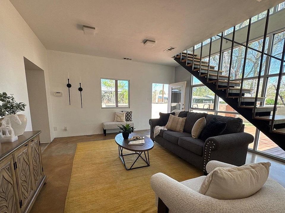 1st image of 912 Hermosa Dr NE