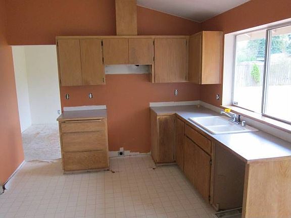 Bright Cheery Kitchen