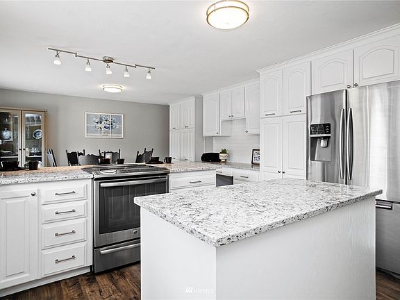 Beautiful cabinetry and quartz countertops>