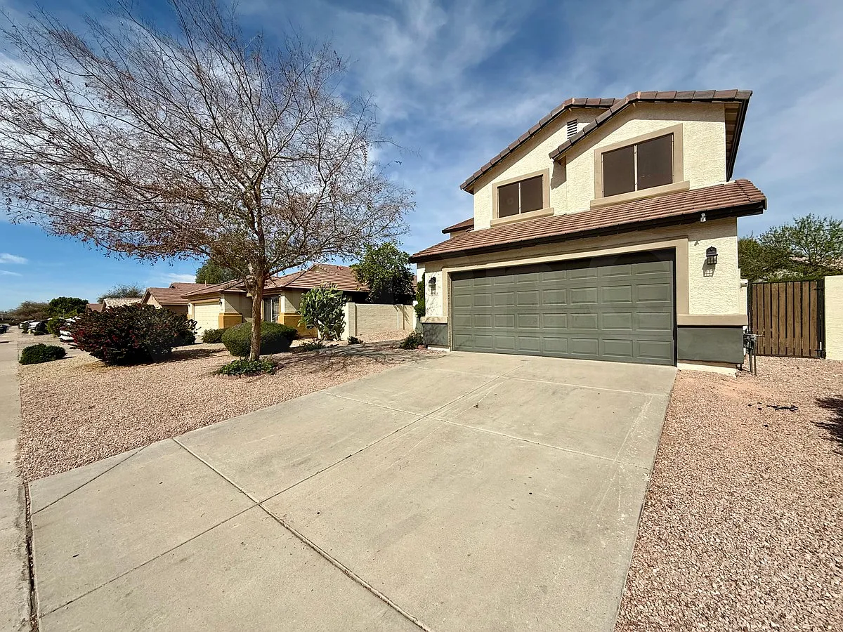 5 bed, 2.5 bath, 2407 sqft, $3,099 — Photo 2