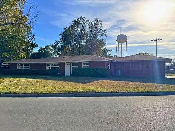 2nd image of 703 Pecan St