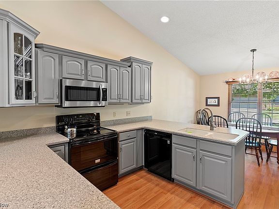 4th image of 137 Talsman Dr #2