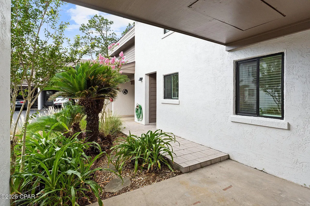 Building Photo - 6901 N Lagoon Dr #1