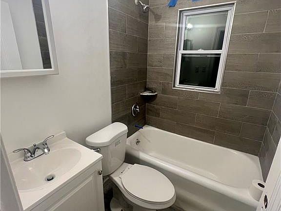 2nd image of 3951 Hazelhurst Ave
