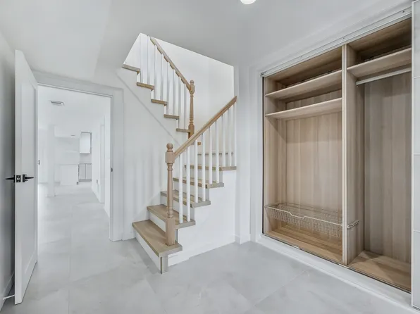 4330 Manhattan Avenue image 3 of 31